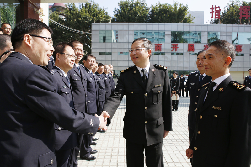 图为:胡伟到黄埔海关缉私局调研 濮宣/摄