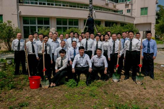 惠来办党总支党员干部在惠来办共同植下凤凰树,幸福树,香樟树和石榴树