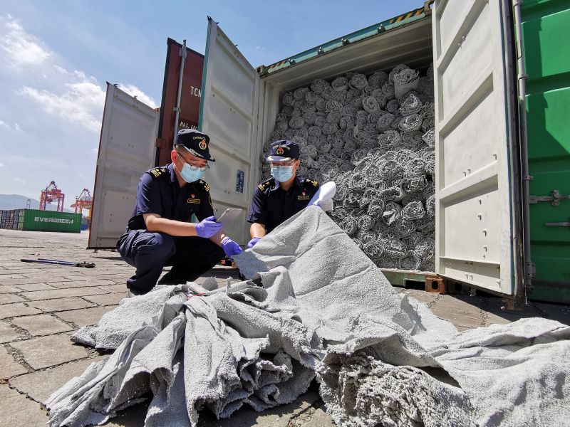 福州海关查获禁止进口固体废物“EVA片（再生）”51.54吨（图）