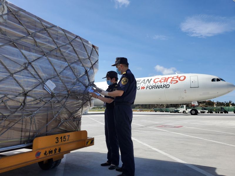 机场海关加班验放出口欧洲的检测试剂包机