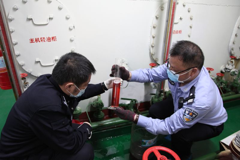 海关缉私人员对涉案成品油进行取样  摄影戴庆国