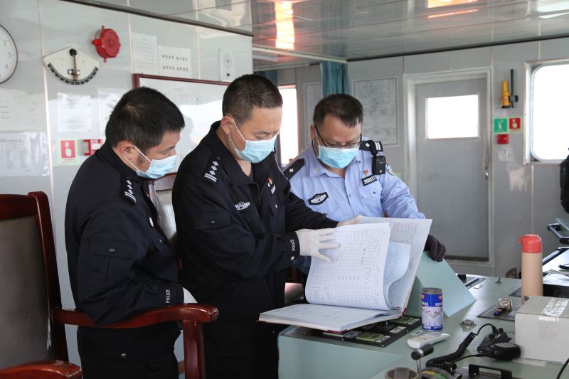 海关缉私人员现场检查涉案船舶，摄影戴庆国