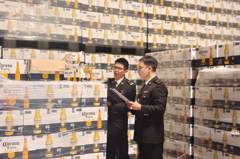 莆田海关关员对即将出口的啤酒开展属地查检