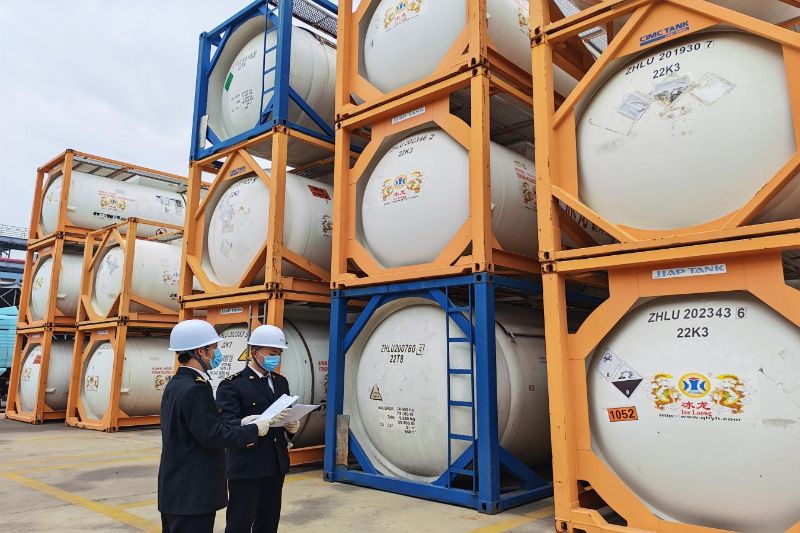 南平海关关员对一批出口氟化氢开展现场查检