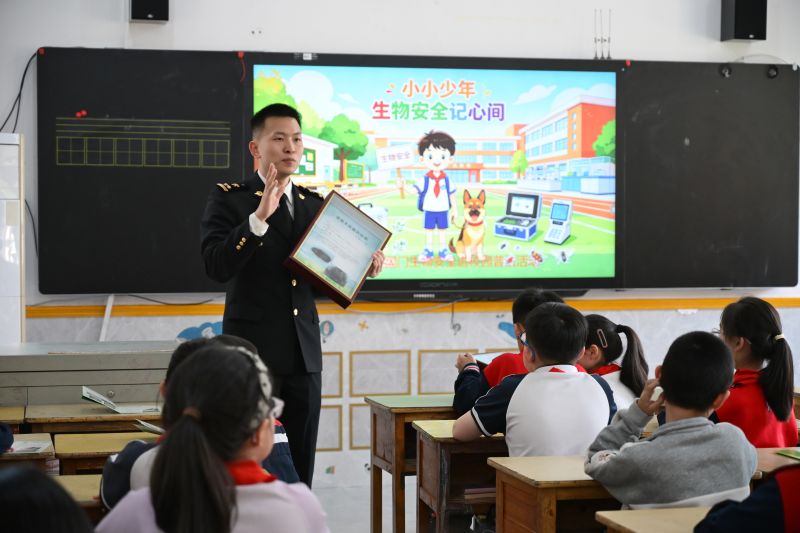 莆田海关关员走进莆田市城厢区逸夫实验小学开展国门生物安全进校园普法活动