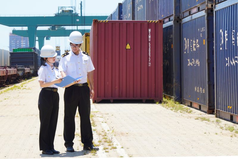 7月17日，榕城海关驻福清办事处关员对中欧班列集装箱开展检查（陈昀欣 摄)(1)