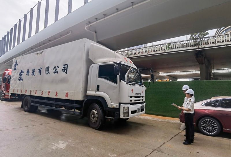 我关高效验放新皇岗口岸港方区域移交前最后一批物资设备入场